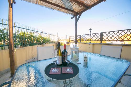 una mesa con dos botellas y dos copas de vino en San Peter Lory's Aparts, en Roma