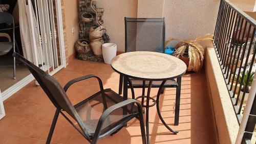 einen kleinen Tisch und Stühle auf dem Balkon in der Unterkunft Casa Algorfa Alicante Spain in Algorfa
