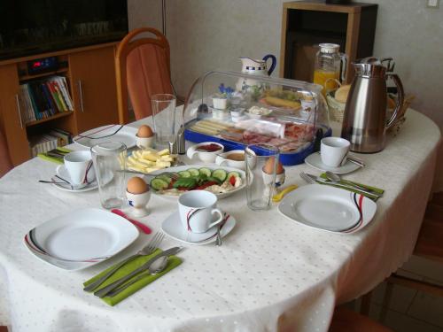 una mesa con platos y una bandeja de comida en Ferienwohnung in der Altstadt von Coswig Anhalt en Coswig