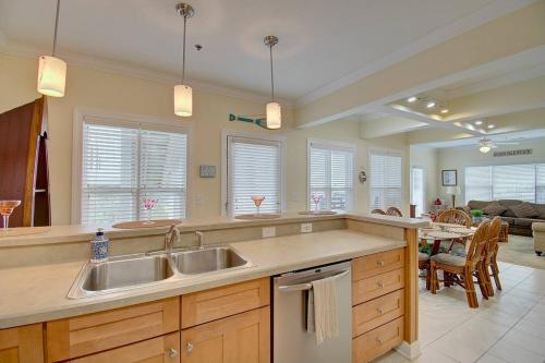 A kitchen or kitchenette at Oceanview 4BR/4BA Condo, Steps to Beach/Pool