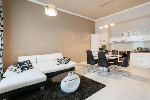 een woonkamer met een witte bank en een tafel bij Parliment Luxury Apartment in Boedapest