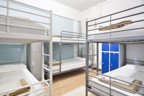 een kamer met 3 stapelbedden in een kamer bij H2Otel in Salta