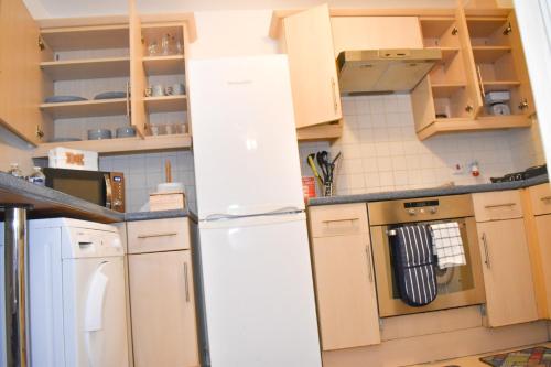Lovely 2-bedroom serviced apartment with free parking and WIFI