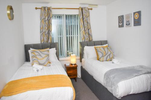 Lovely 2-bedroom serviced apartment with free parking and WIFI