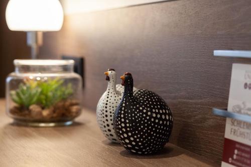 two vases sitting on a table next to a lamp at Gästehaus freches Perlhuhn in Blumenthal