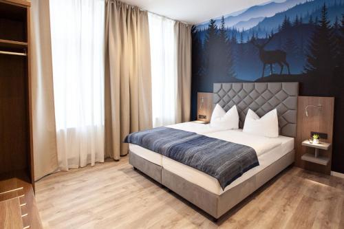 Dormitorio con cama con ciervo en la pared en Gästehaus freches Perlhuhn en Blumenthal