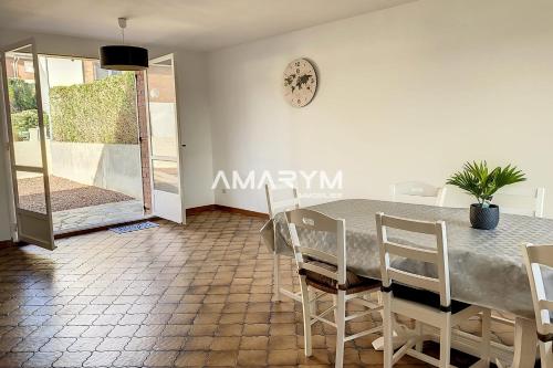 a dining room with a table and chairs at MD 52 - Élégante Maison avec Terrasse in Mers-les-Bains