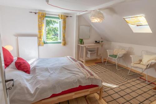 Schlafzimmer mit einem Bett, einem Tisch und Stühlen in der Unterkunft Lahnhaus Brühl/ Fende Haus in Arfurt