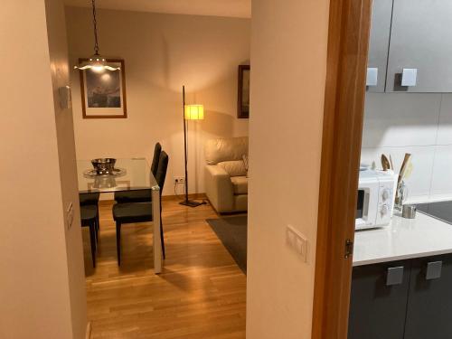 cocina y sala de estar con mesa y microondas en Apartaments Centre Figueres, en Figueres