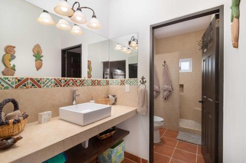 ロレトにあるVillas del Santo Niñoのバスルーム(洗面台、鏡付)