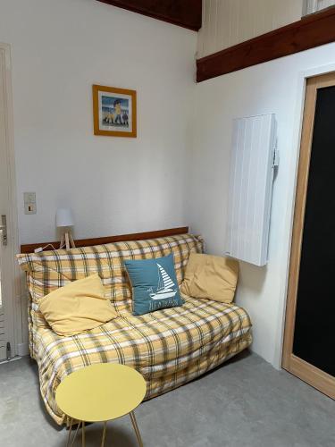 un salon avec un canapé et une table dans l'établissement LES MIMOSAS, à Saint-Trojan-les-Bains