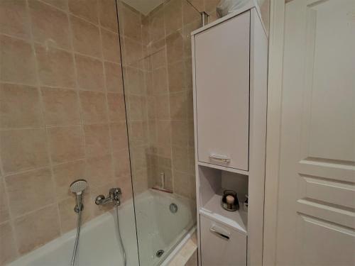 Koupelna v ubytování Feels like home JUAN FLORE - Air-conditioned furnished apartment with terrace & parking