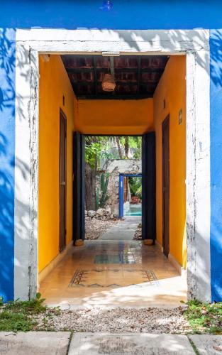 an entrance to a building with an open door at Che Nomadas Mérida Hostel in Mérida