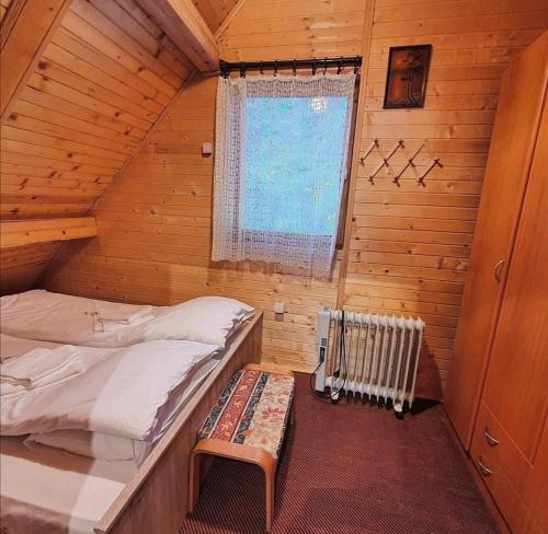 Habitación pequeña con 2 camas y ventana en VILA PAVLOVIC en Kopaonik