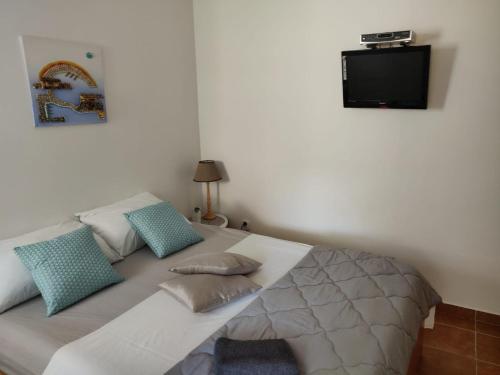 Postel nebo postele na pokoji v ubytování Apartments Valentina Tisno