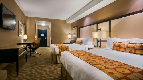 Giường trong phòng chung tại Best Western Premier Freeport Inn Calgary Airport