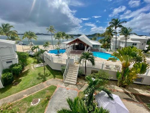 uma vista aérea de uma casa com piscina em Duplex JUNGLE BLEUE Terrasse vue mer incroyable em Marigot