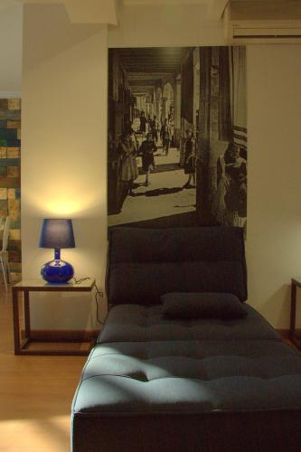 a room with a bed with a picture on the wall at Las Coles Apartasuites in Xàtiva