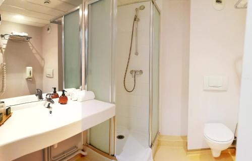 Koupelna v ubytování Artémis Hôtel & Spa Bistro Coquet