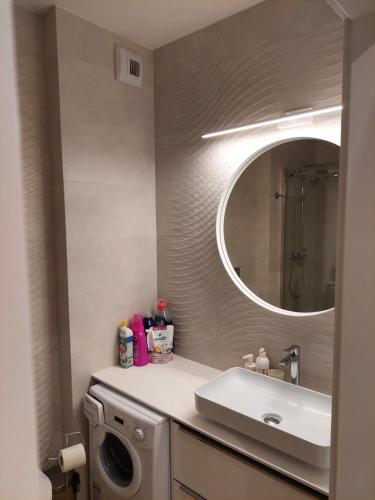a bathroom with a sink and a mirror at Apartament na Kasprowicza in Kołobrzeg