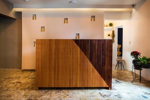 a large wooden partition in a room at San José Suites Boutique in Linares