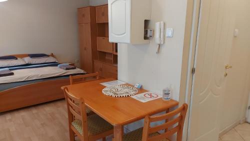 デブレツェンにあるPeró Apartmanのテーブルとベッド付きの小さな部屋