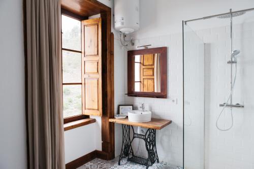 a bathroom with a sink and a mirror and a shower at La Casa Inglesa Vilaflor in Vilaflor