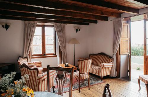 een woonkamer met stoelen en een tafel bij La Casa Inglesa Vilaflor in Vilaflor