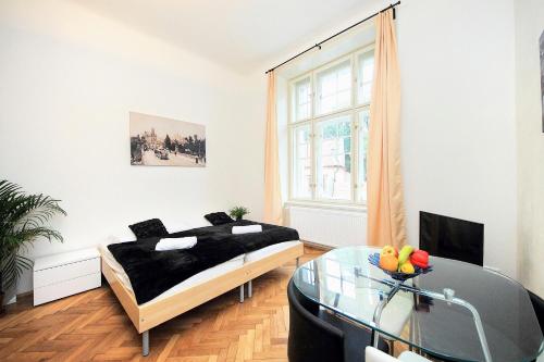 um quarto com uma cama e uma mesa de vidro em PEACEFUL COUPLE STAY / OLD TOWN / JEWISH QUARTER em Praga