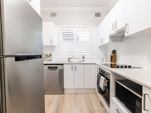 Η κουζίνα ή μικρή κουζίνα στο Louisa Court, 2,49 Donald St - Beautifully furnished unit in the heart of town with air con and Wi-Fi