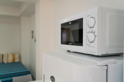 a microwave oven sitting on top of a counter at Happy Guest Apart 56 in Ushuaia