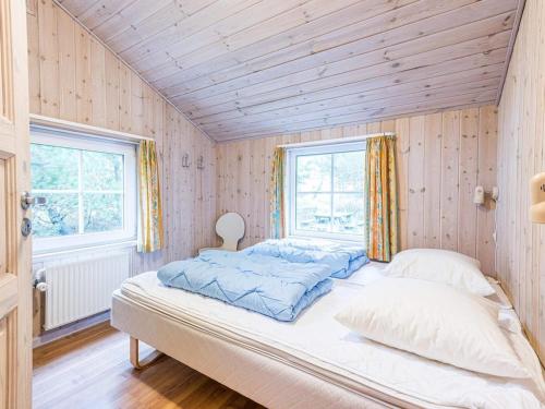 Giường trong phòng chung tại Holiday home Blåvand CCXLV