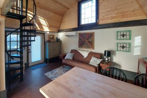 Ruang duduk di Rustic Farm Stay in a Hendersonville Studio!
