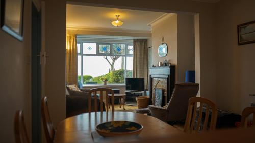 Χώρος καθιστικού στο Little Oak Seafront House Donaghadee w/ Seaviews