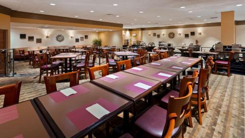 a large dining room with tables and chairs at Best Western Plus Hotel & Conference Center in Baltimore