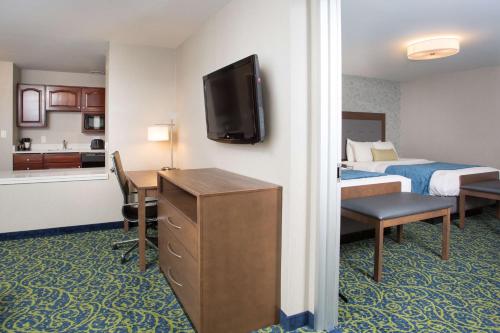 Μια τηλεόραση ή/και κέντρο ψυχαγωγίας στο Best Western Plus Portsmouth Hotel & Suites