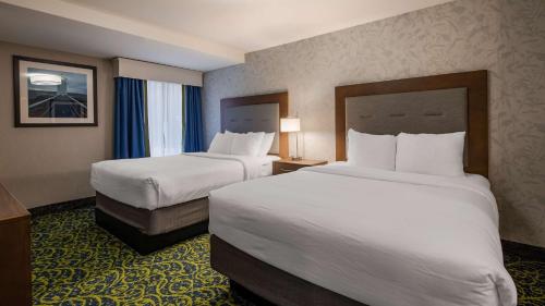 Ένα ή περισσότερα κρεβάτια σε δωμάτιο στο Best Western Plus Portsmouth Hotel & Suites
