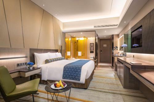 Habitación de hotel con cama y lavabo en Radisson Blu Shanghai Pudong Jinqiao, en Shanghái