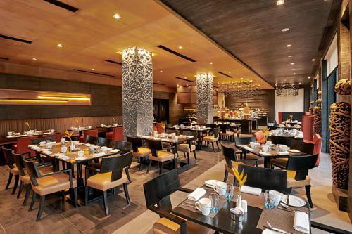 Radisson Blu Resort & Spa Alibaug tesisinde bir restoran veya yemek mekanı