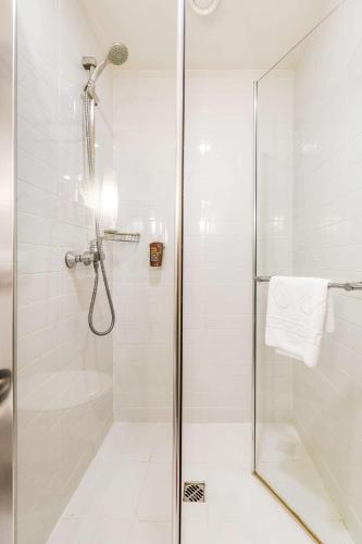 Bilik mandi di Radisson Hotel Baku