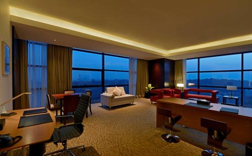 una grande camera d'albergo con ampio soggiorno di Radisson Blu Chattogram Bay View a Chittagong