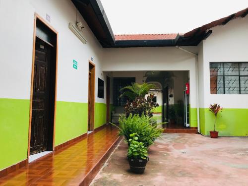 een binnenplaats van een huis met groene en witte muren bij Quinta San Carlos Hostel in Ibarra