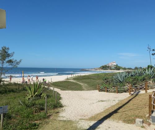 a path to the beach with the ocean in the background at Apto de 2 quartos vista pro mar de Itaúna in Saquarema