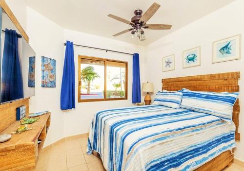 um quarto com uma cama e uma ventoinha de tecto em Right on the Beach! Ground Floor Princesa E104 em Puerto Peñasco