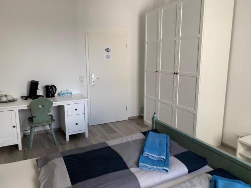 Schlafzimmer mit einem Bett, einem Schreibtisch und einem Tisch in der Unterkunft Apart-Hotel Rheinischer Hof Dormagen in Dormagen