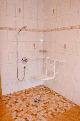 a bathroom with a shower with a toilet and a shower seat at Ferienwohnungen am Westernberg inkl. Chiemgaukarte in Ruhpolding