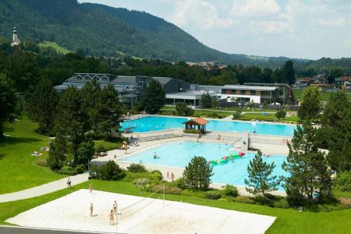 eine Aussicht über einen großen Pool in einem Resort in der Unterkunft Ferienwohnungen am Westernberg in Ruhpolding