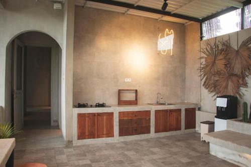 本哲的住宿－villa Moo By The Villas 100，一个带水槽和柜台的厨房