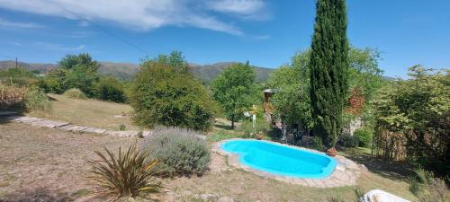 una vista aérea de una piscina en un jardín en La Loma en Villa Giardino