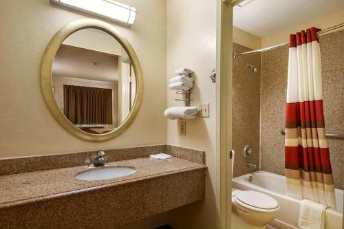 Kylpyhuone majoituspaikassa Travelodge by Wyndham San Antonio Lackland AFB North